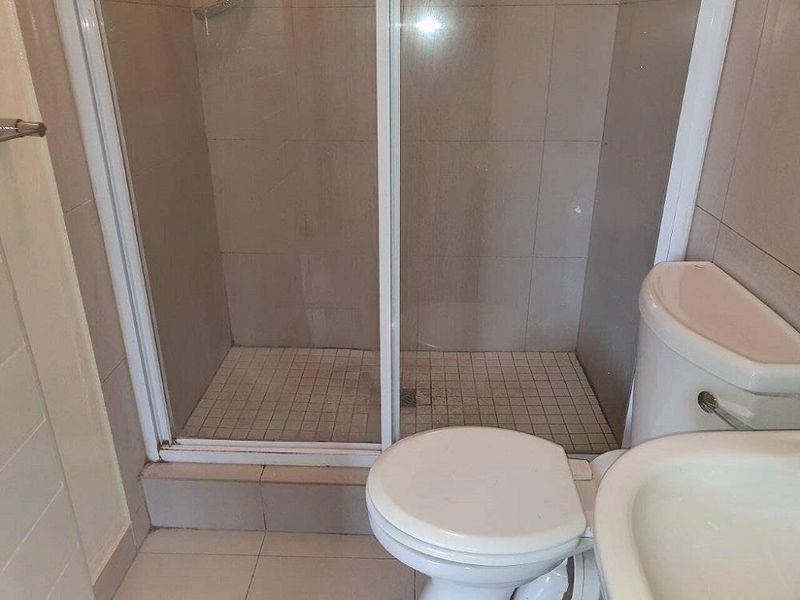 2 Bedroom 2 Bathroom Ground floor apartment for rent in beautiful Golf Estate R9000 available 1 August - Photo 8