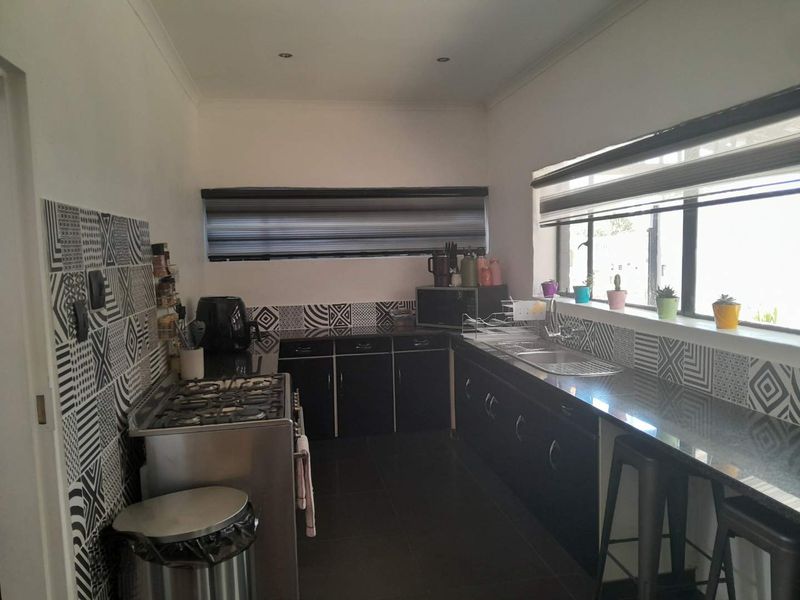 Modern well established 3 Bedroom family Home - Photo 2