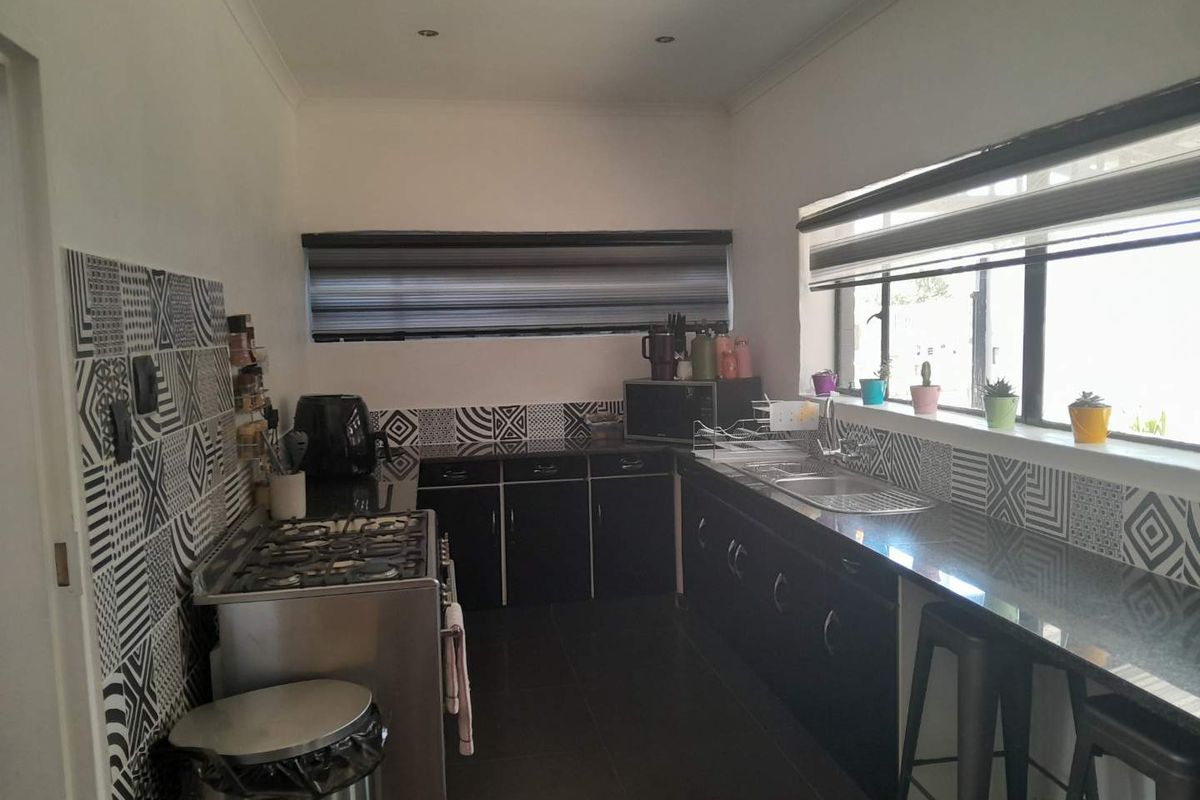 Modern well established 3 Bedroom family Home - Photo 2