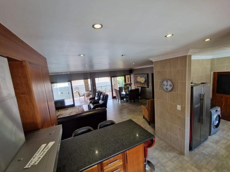 THATCHFIELD SECURITY ESTATE - NEWLY RENOVATED 3 BEDROOM FAMILY HOUSE - Photo 8