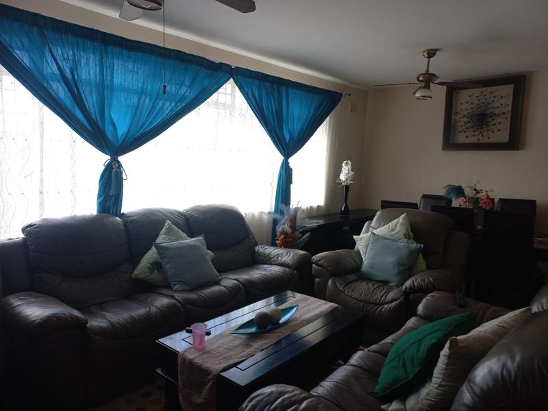 Cozy, Comfortable & Easy Living! - Photo 9