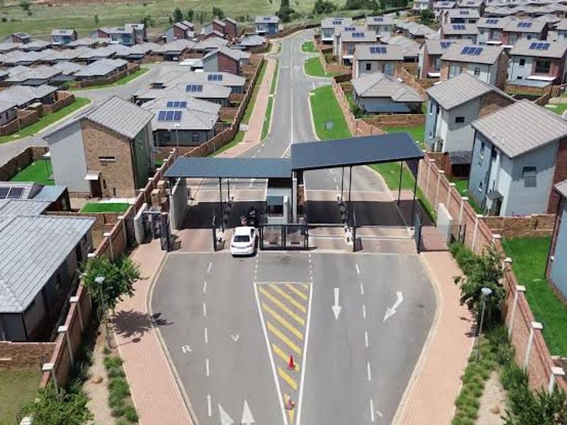 Modern family Living in Lion Pride Estate, Randburg🏠 - Photo 1