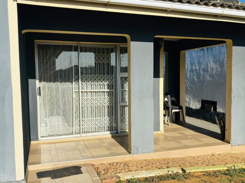4 bedroom House with 2 bathrooms( en suite plus normal) at Newlands West - Photo 2