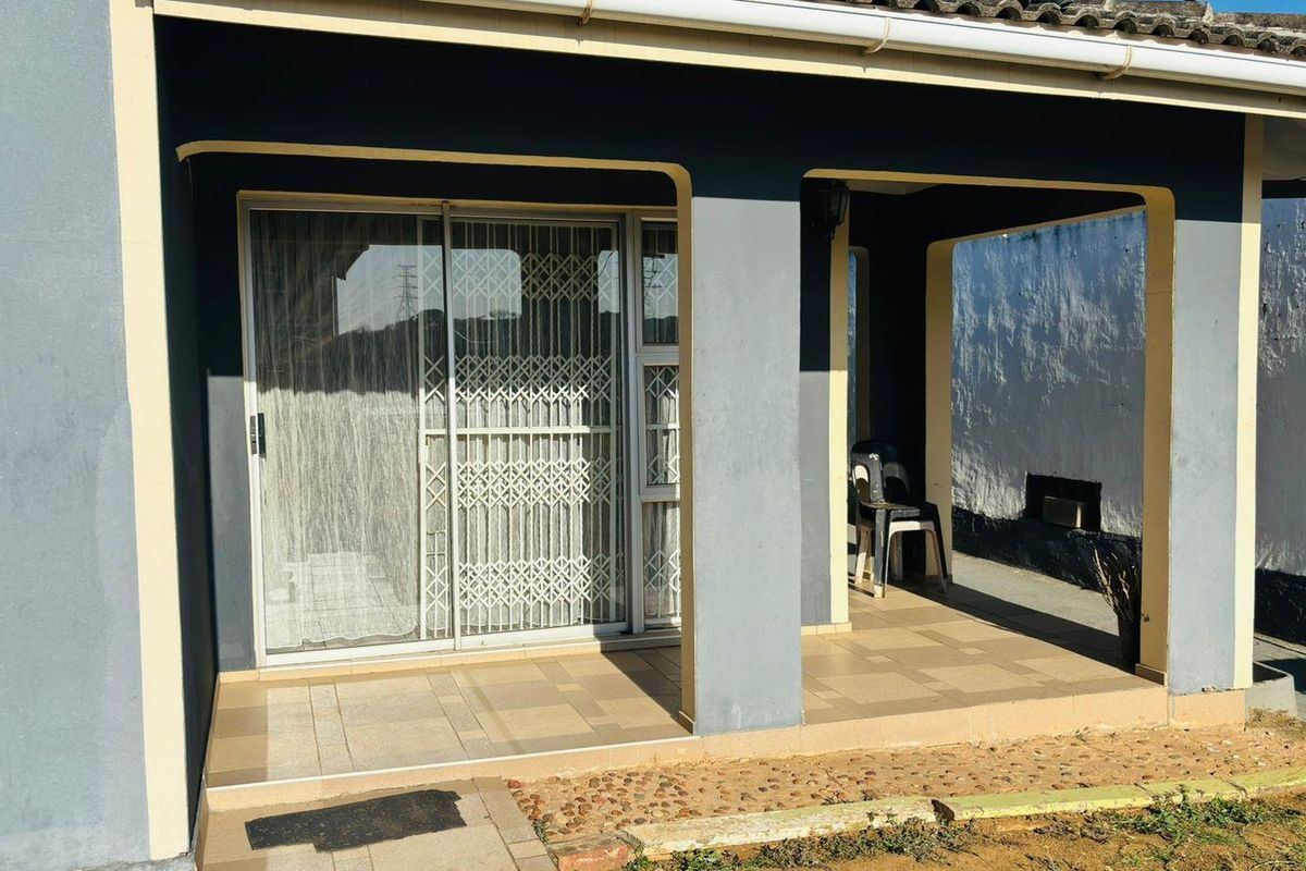 4 bedroom House with 2 bathrooms( en suite plus normal) at Newlands West - Photo 2