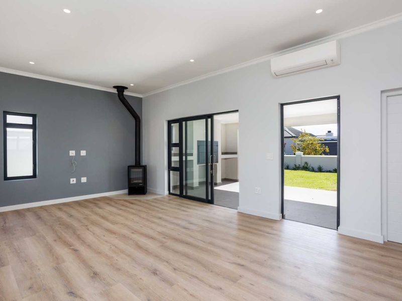 Sophisticated Two-Bedroom Home in Val de Vie Evergreen - Photo 4