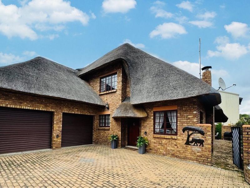EXQUISITE CLUSTER FOR SALE IN SOUGHT AFTER COMPLEX IN RYNFIELD - Photo 3