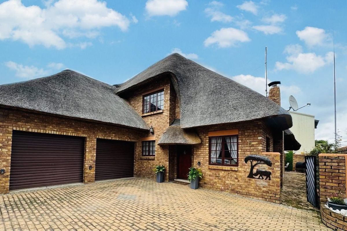 EXQUISITE CLUSTER FOR SALE IN SOUGHT AFTER COMPLEX IN RYNFIELD - Photo 3