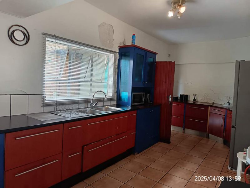**Charming Multi-Level Home on the Border of Newlands and Sophiatown** - Photo 10