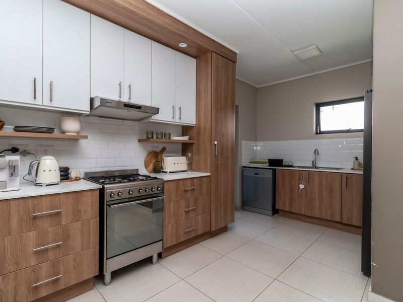 Home to a discerning professional - Photo 4