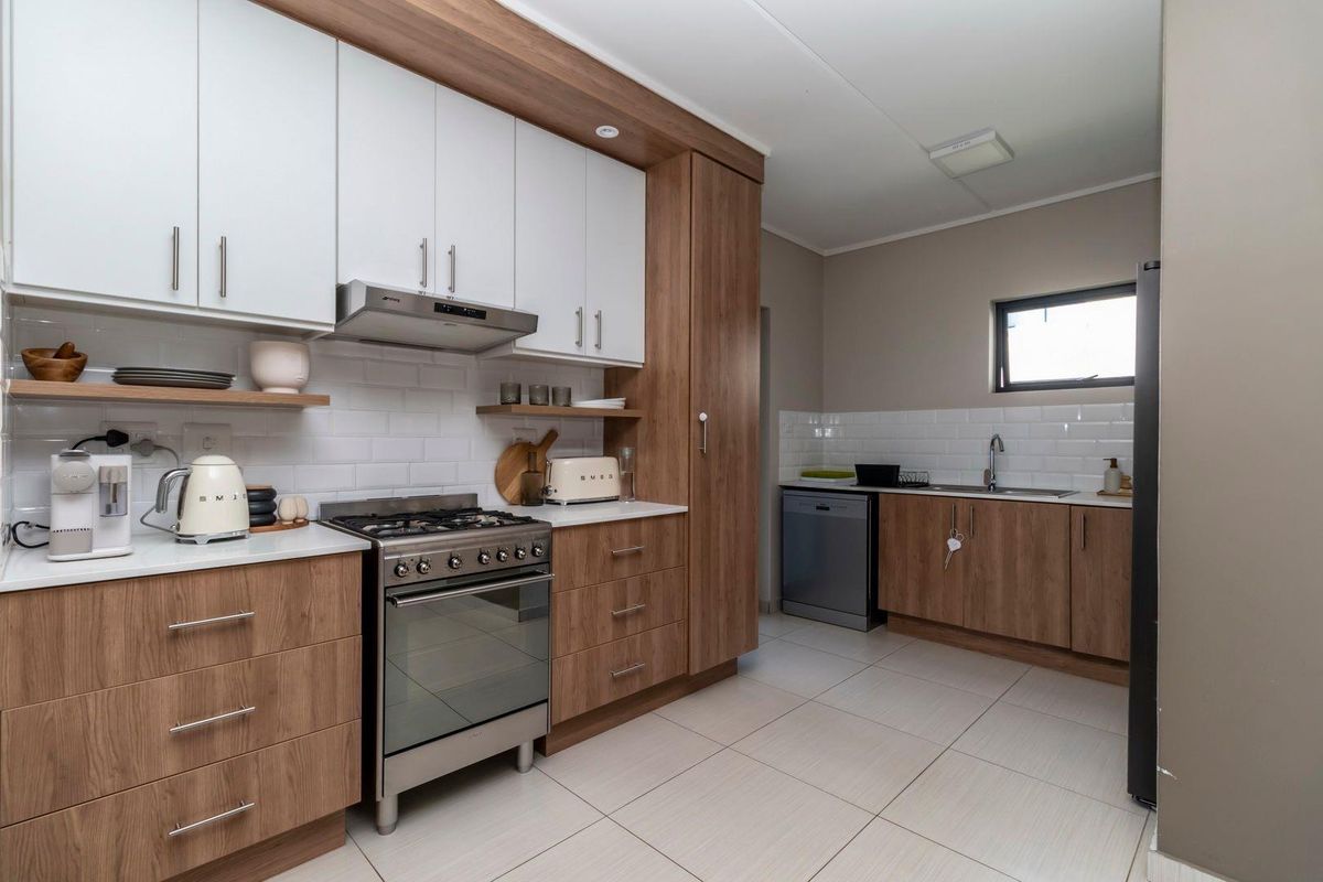 Home to a discerning professional - Photo 4