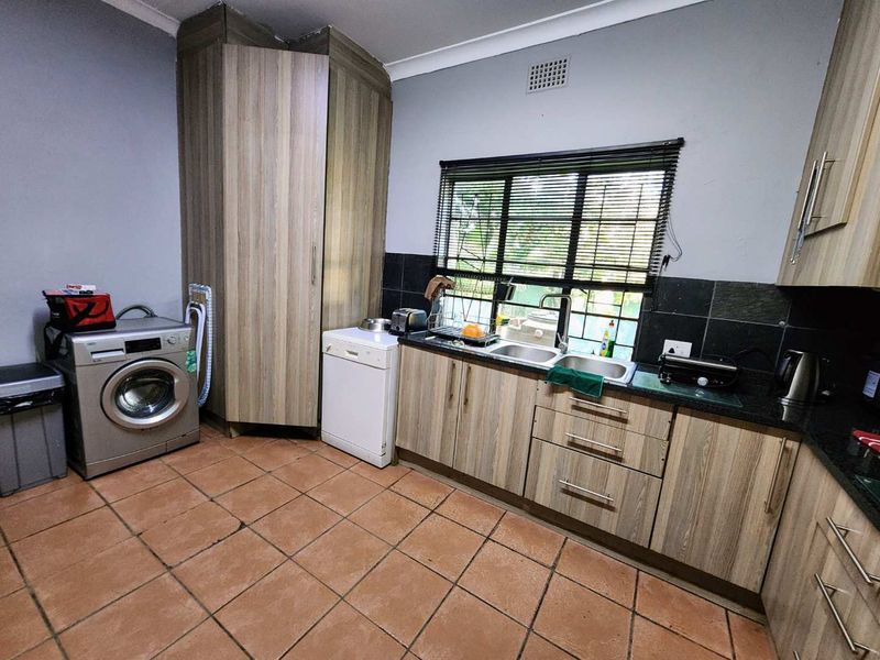Family Haven with a Private Flatlet and Lush Garden - Photo 3