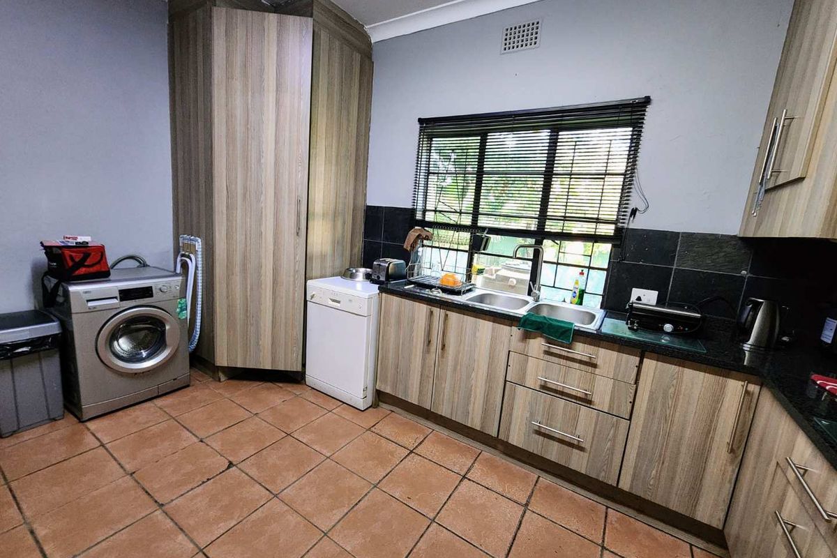 Family Haven with a Private Flatlet and Lush Garden - Photo 3