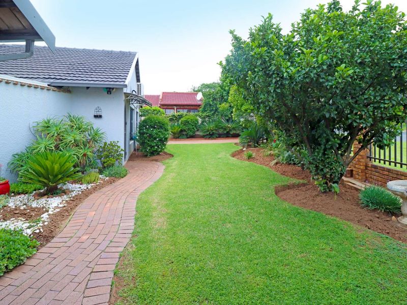 Large Family home for the Entertainer - Photo 4