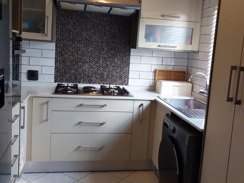 3 Bedroom House in Rosslyn - Photo 2