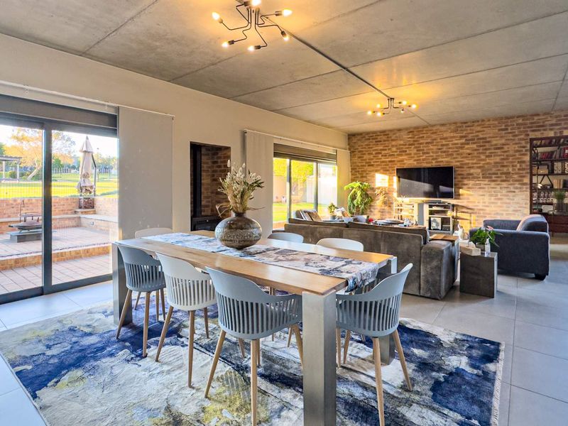 Modern refinement with a view - Photo 10