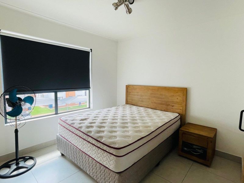 Gorgeous top floor Apartment with enclosed patio - Photo 7