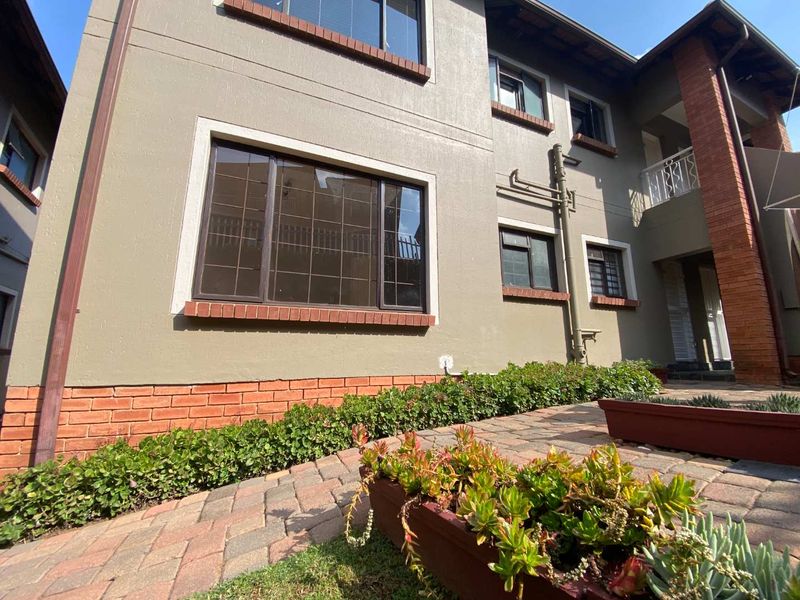 Garden Unit Living with Space, Security & Convenience in Glenvista - Photo 3