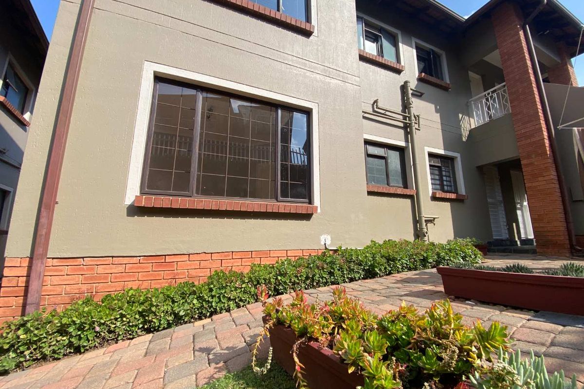 Garden Unit Living with Space, Security & Convenience in Glenvista - Photo 3