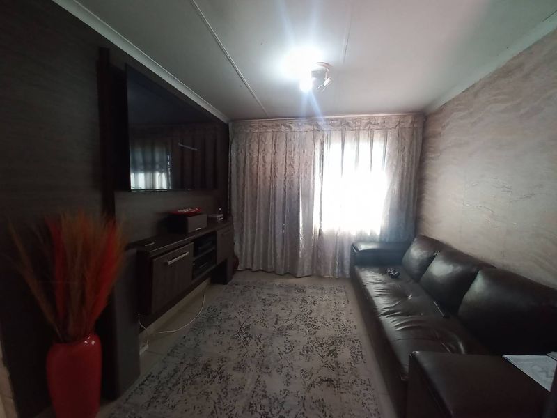 A MODERN HOUSE - Photo 2