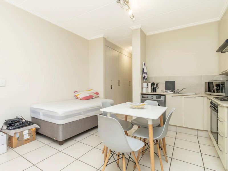 Stylish Studio Close to Shops, Dining and Entertainment - Photo 3