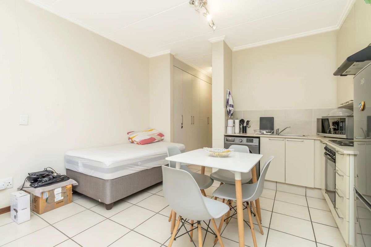 Stylish Studio Close to Shops, Dining and Entertainment - Photo 3