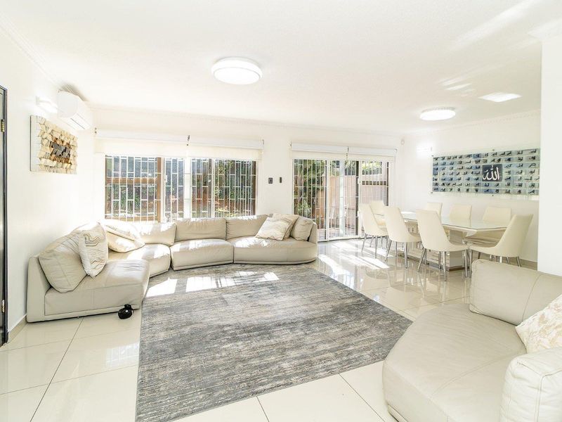 Contemporary Elegance. Sophisticated Living. A Private Garden Retreat! - Photo 3