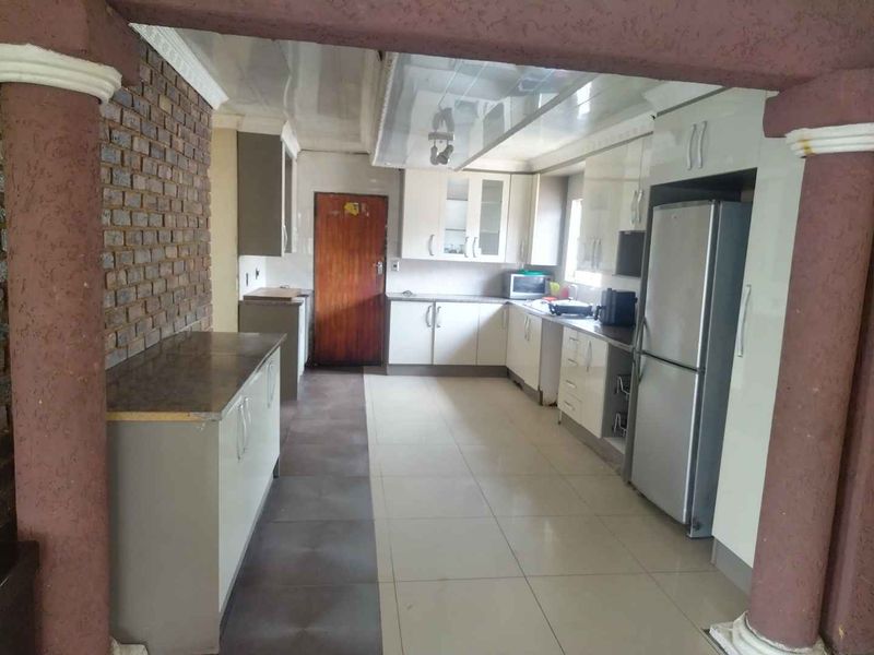 4 bedrooms house for sale in Soshanguve BB - Photo 5