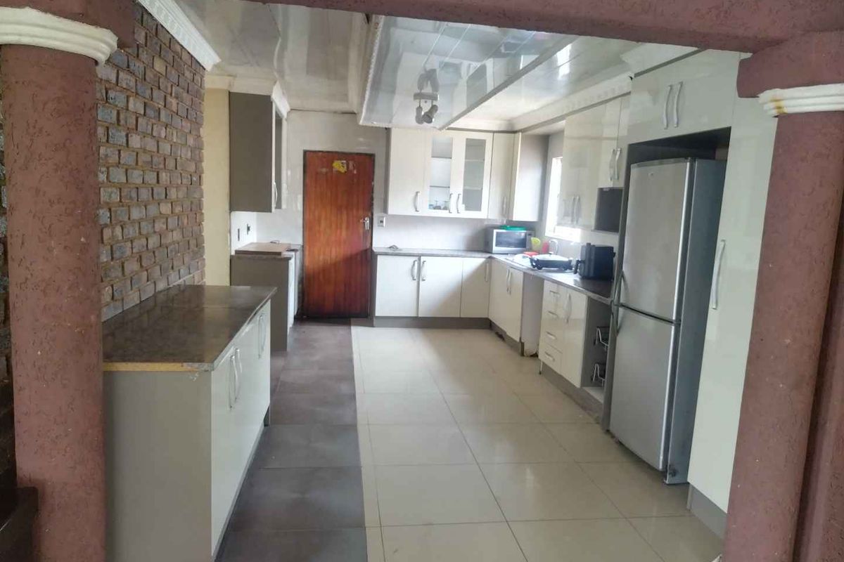 4 bedrooms house for sale in Soshanguve BB - Photo 5