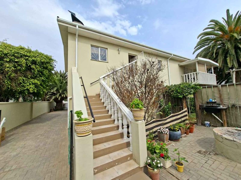 "Income Potential: 4-Bedroom Home + Three Flats!" - Photo 6