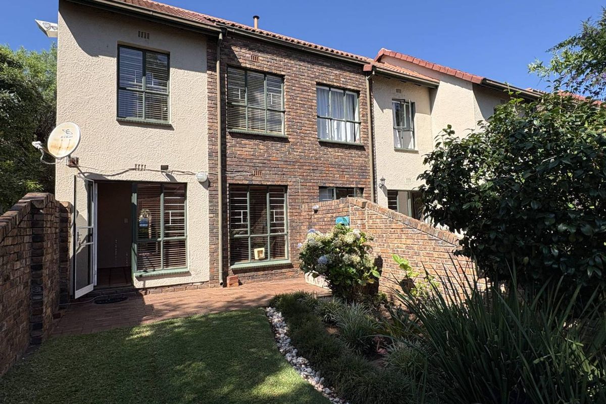 Gorgeous townhouse in well kept complex in Hennopspark! - Photo 2