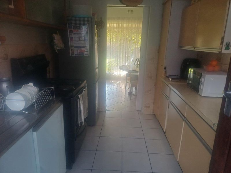 Charming Duplex Townhouse with Private Garden & Double Garage! - Photo 7