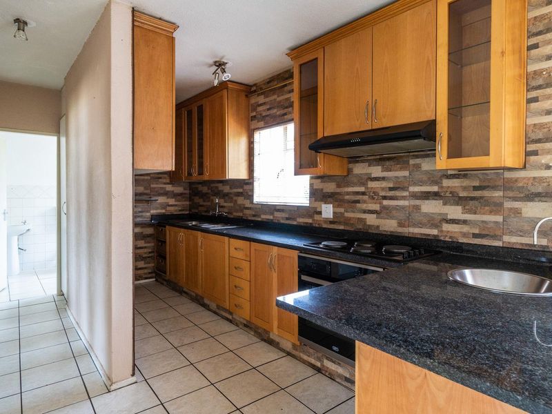 Charming 2-Bedroom Ground Floor Unit: Style and Comfort Await! - Photo 4