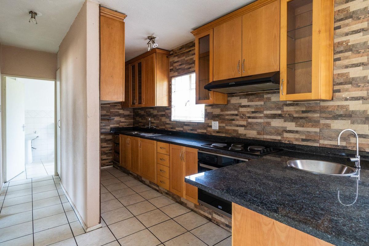 Charming 2-Bedroom Ground Floor Unit: Style and Comfort Await! - Photo 4