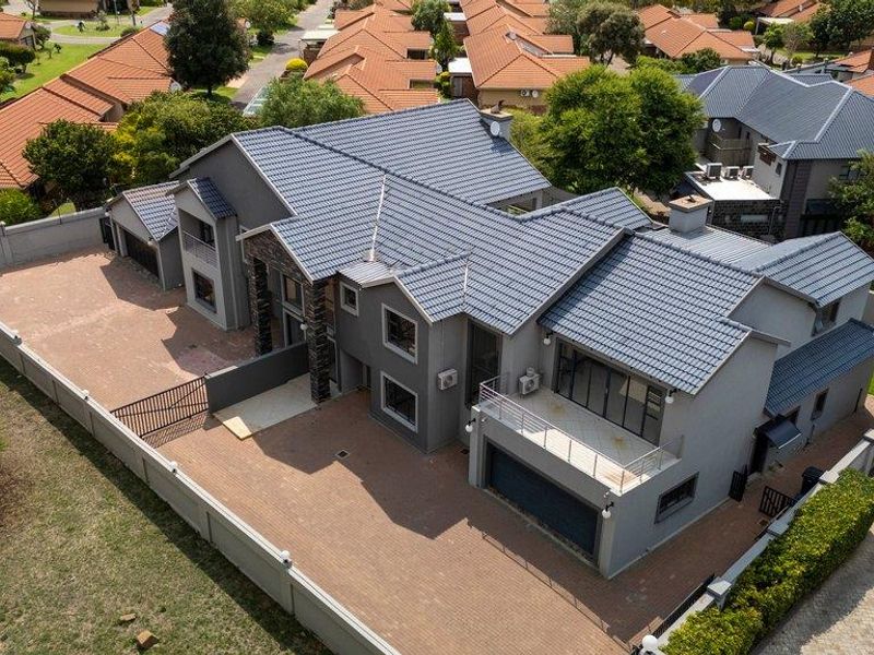 9 Bedroom Beautiful Family Home in sought after Estate - Photo 2