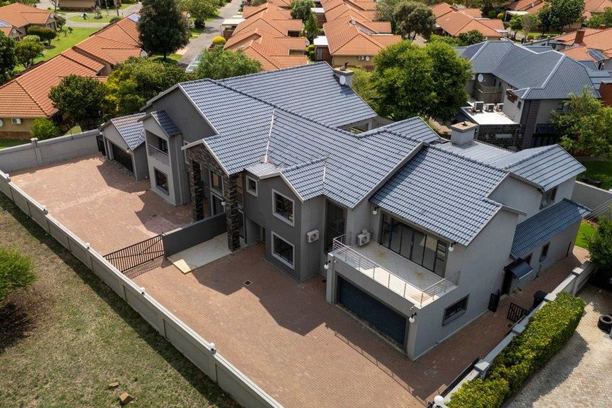 9 Bedroom Beautiful Family Home in sought after Estate - Photo 2