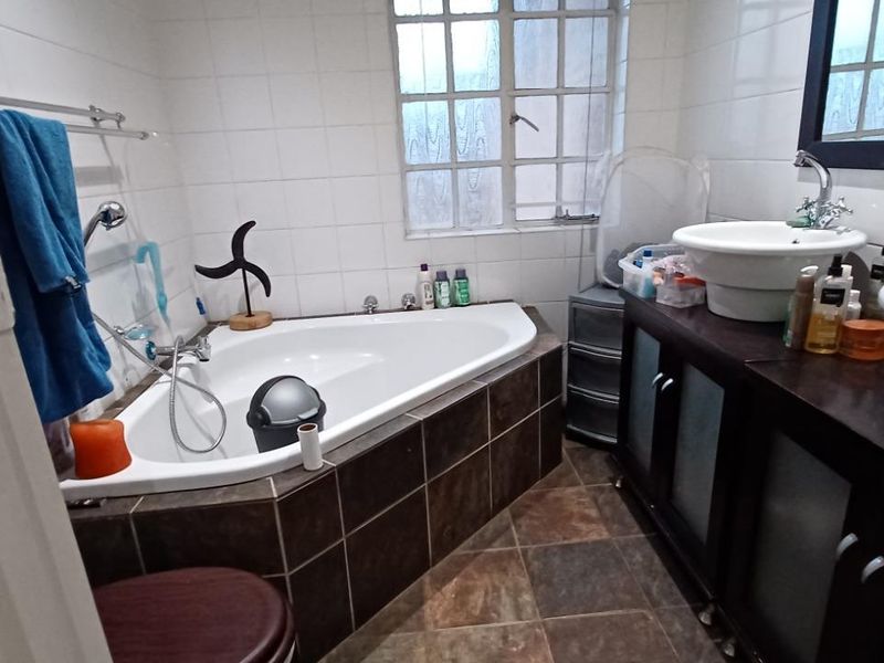 CLUBVIEW - 2 BEDROOMS - 2 BATHROOMS - LOCK-UP GARAGE - Photo 4