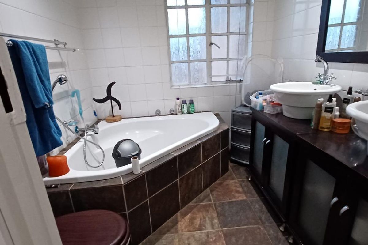 CLUBVIEW - 2 BEDROOMS - 2 BATHROOMS - LOCK-UP GARAGE - Photo 4
