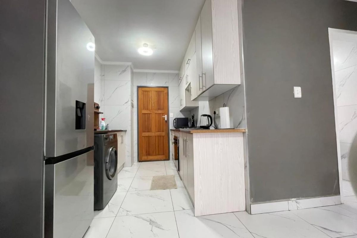 FEAST YOUR EYES - RENOVATED AND MODERN!! - Photo 2