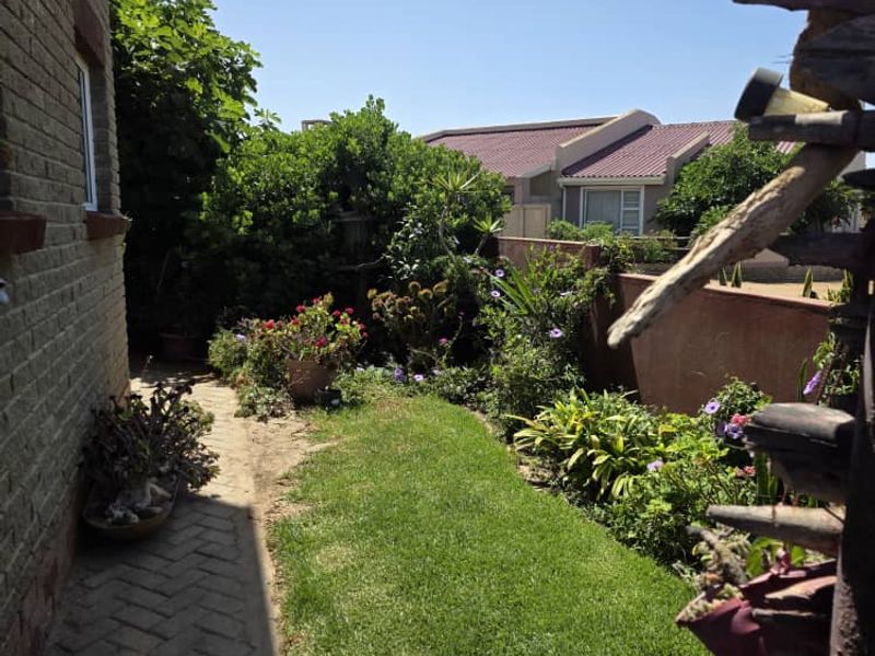 Corner rock face brick beauty with white aluminium windows and door frames. - Photo 10