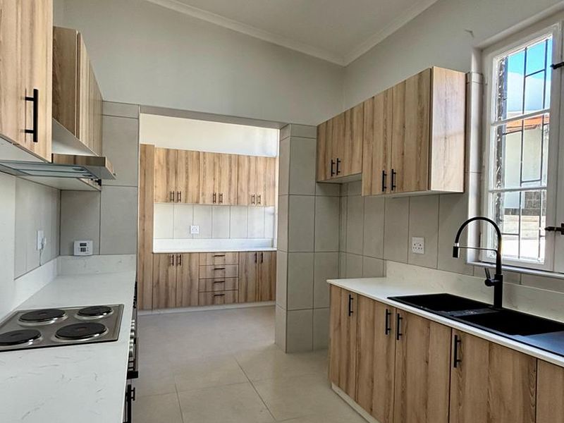 🏡 Modernized 5-Bedroom Home with Flat & Tandem Garage – Lüderitz - Photo 2