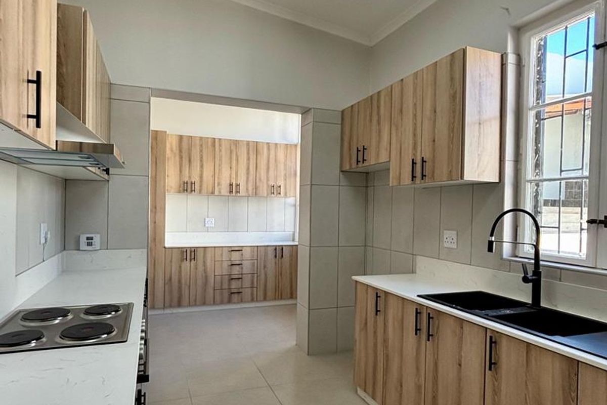 🏡 Modernized 5-Bedroom Home with Flat & Tandem Garage – Lüderitz - Photo 2