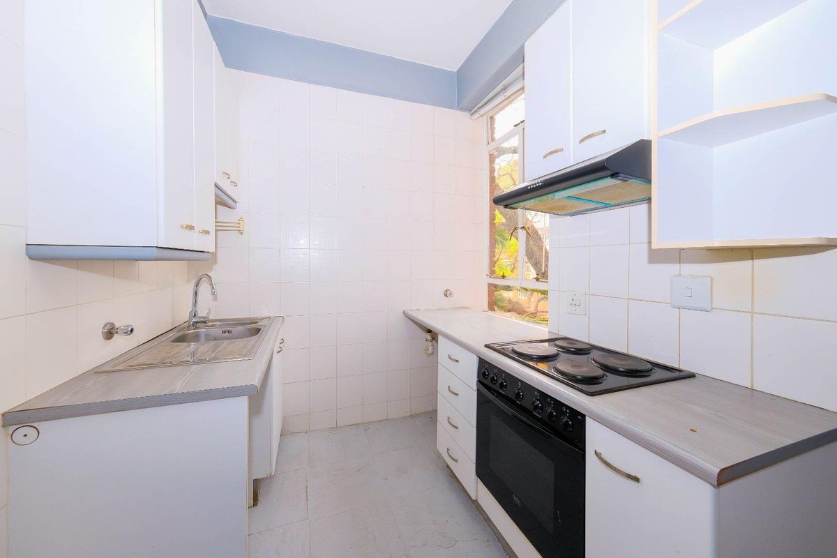 Empty & Urgent! Bachelor/Studio apartment. Available Now! - Photo 2