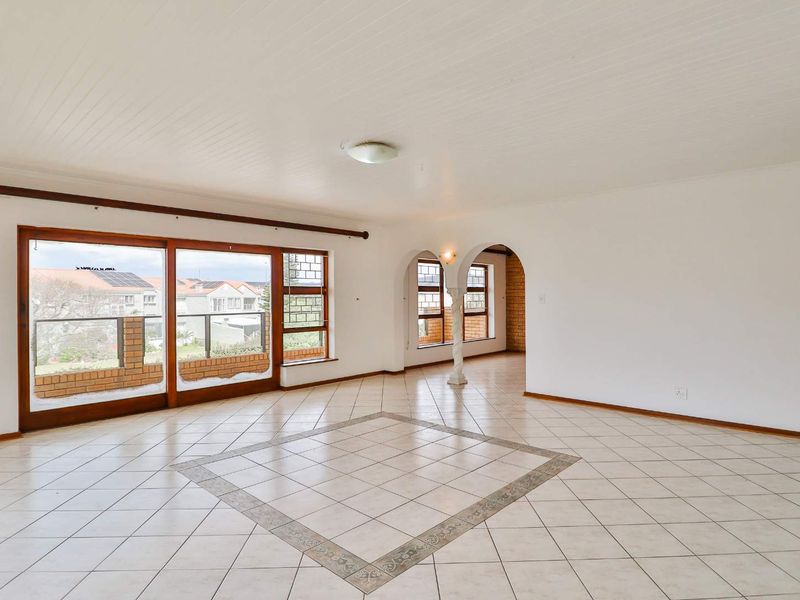 Beach living: 7 Bedroom, easy upkeep home - Photo 9