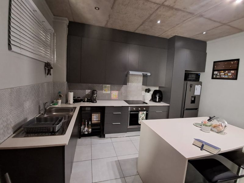 2 Bedroom Apartment within walking distance from University of Pretoria - Photo 3