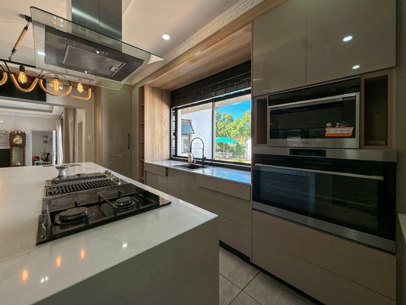 Entertainer’s Dream Family Home in Secure Waterkloof Ridge - Photo 5