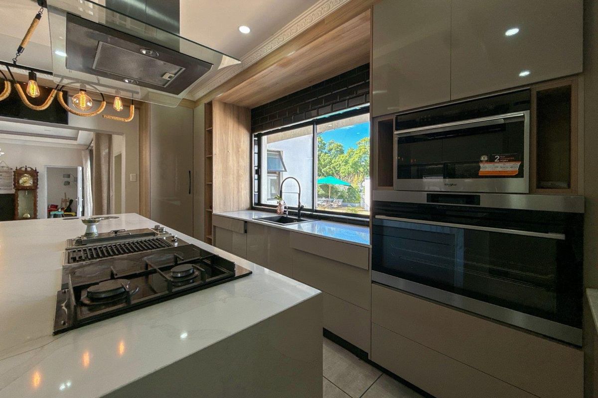 Entertainer’s Dream Family Home in Secure Waterkloof Ridge - Photo 5