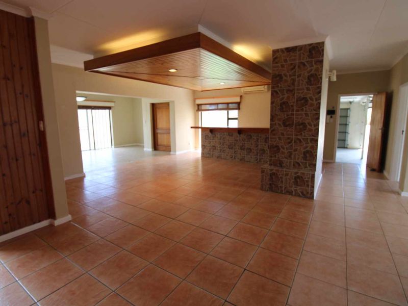 Spacious, Well-Positioned Property Featuring Two Flats, ideal for extended family living! - Photo 2