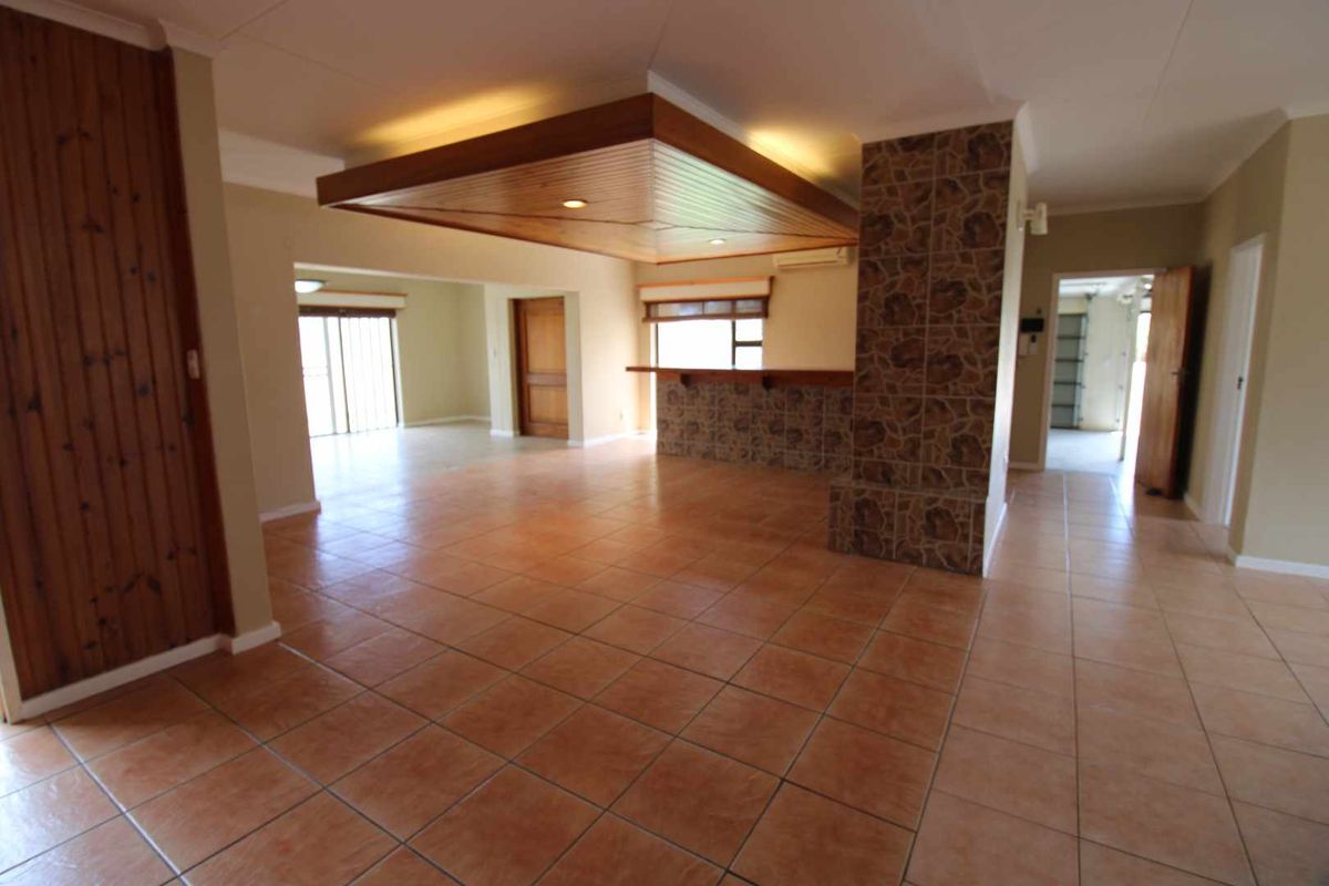 Spacious, Well-Positioned Property Featuring Two Flats, ideal for extended family living! - Photo 2