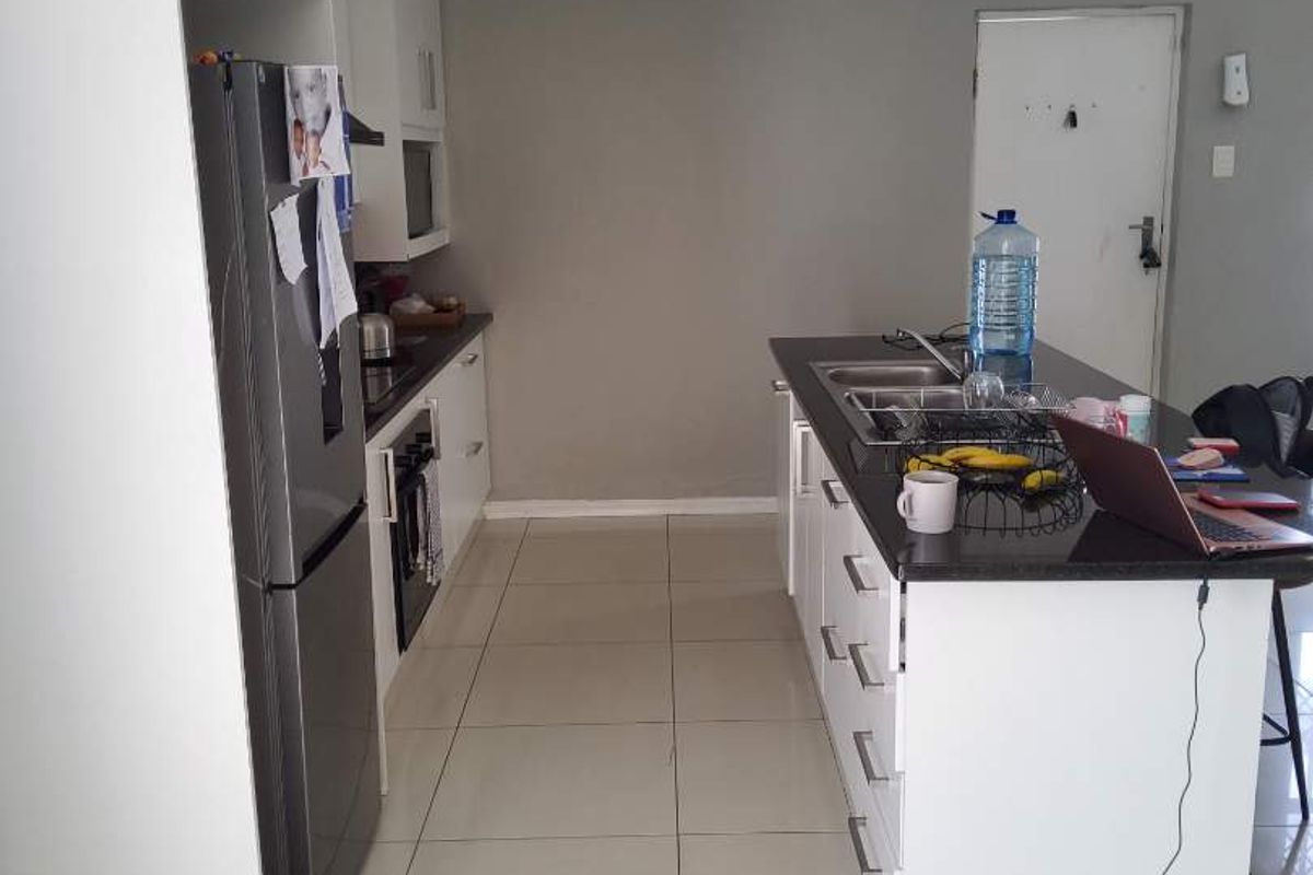 **Modern  3-Bedroom  with BIC, for family or investment for holiday Townhouse in Secure Gonubie Palms Community** - Photo 2