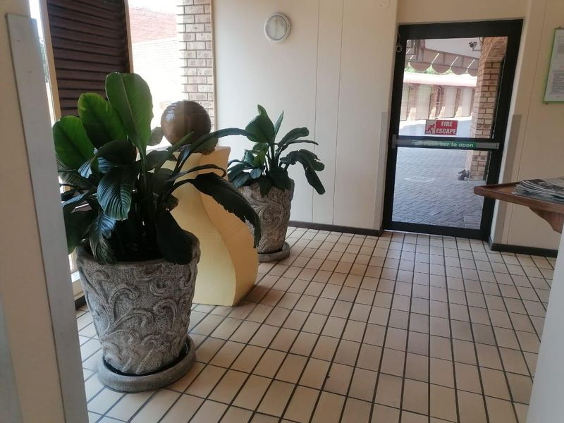 2 Bedroom Top unit in Faerie Glen for Sale - Photo 2